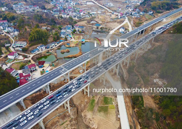 A large number of vehicles are traveling slowly on the Shanghai-Wuhai Expressway in Yuexi County, Anqing City, Anhui Province, China, on Feb...