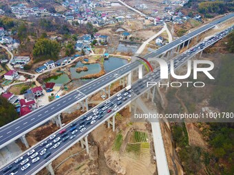 A large number of vehicles are traveling slowly on the Shanghai-Wuhai Expressway in Yuexi County, Anqing City, Anhui Province, China, on Feb...