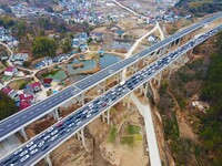 A large number of vehicles are traveling slowly on the Shanghai-Wuhai Expressway in Yuexi County, Anqing City, Anhui Province, China, on Feb...