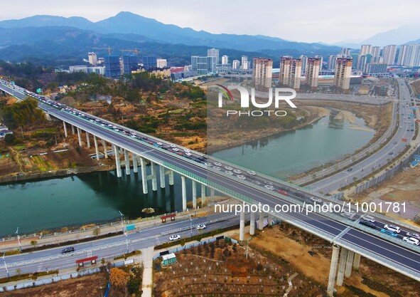 A large number of vehicles are traveling slowly on the Shanghai-Wuhai Expressway in Yuexi County, Anqing City, Anhui Province, China, on Feb...