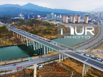 A large number of vehicles are traveling slowly on the Shanghai-Wuhai Expressway in Yuexi County, Anqing City, Anhui Province, China, on Feb...