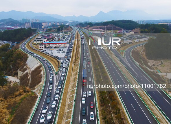 A large number of vehicles are traveling slowly on the Shanghai-Wuhai Expressway in Yuexi County, Anqing City, Anhui Province, China, on Feb...