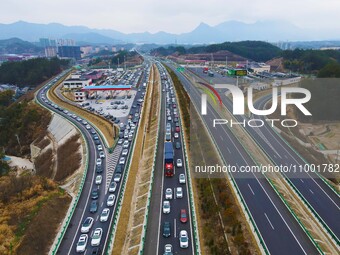 A large number of vehicles are traveling slowly on the Shanghai-Wuhai Expressway in Yuexi County, Anqing City, Anhui Province, China, on Feb...