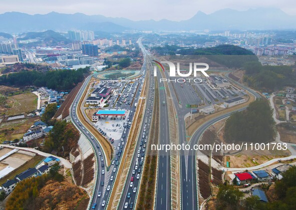 A large number of vehicles are traveling slowly on the Shanghai-Wuhai Expressway in Yuexi County, Anqing City, Anhui Province, China, on Feb...