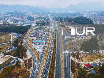 A large number of vehicles are traveling slowly on the Shanghai-Wuhai Expressway in Yuexi County, Anqing City, Anhui Province, China, on Feb...