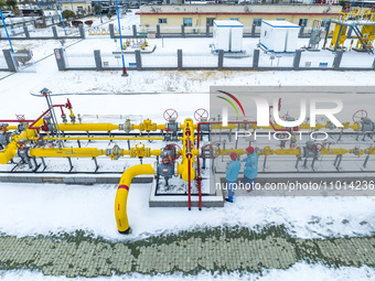 Workers are conducting a safety inspection of gas facilities and equipment at the Gas Gate station in Donghai County, Lianyungang city, East...