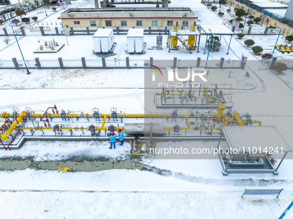 Workers are conducting a safety inspection of gas facilities and equipment at the Gas Gate station in Donghai County, Lianyungang city, East...