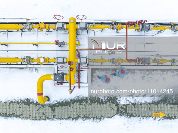 Workers are conducting a safety inspection of gas facilities and equipment at the Gas Gate station in Donghai County, Lianyungang city, East...