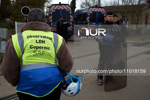 A member of the Observatory of Police Practices (OPP) is being blocked by the Gendarmes Mobiles from entering the ZAD. Michel Forst, the Uni...