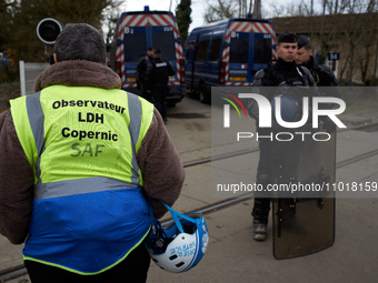 A member of the Observatory of Police Practices (OPP) is being blocked by the Gendarmes Mobiles from entering the ZAD. Michel Forst, the Uni...