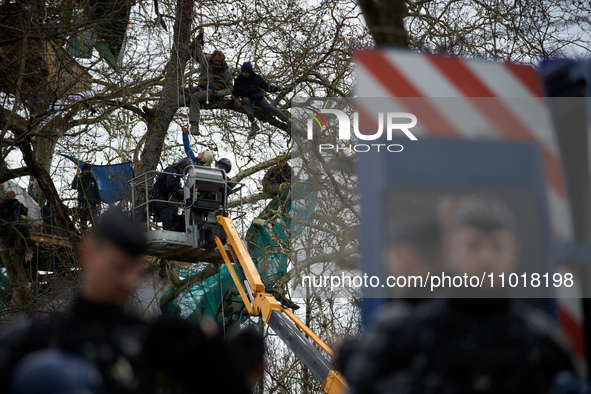 Police officers from the CNAMo are arresting an 'Ecureuil' in very dangerous conditions while Michel Forst is present. Michel Forst, the Uni...