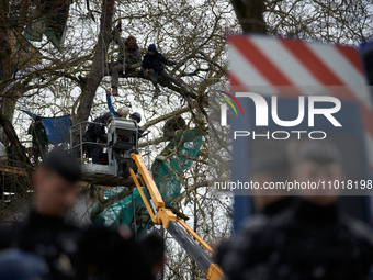 Police officers from the CNAMo are arresting an 'Ecureuil' in very dangerous conditions while Michel Forst is present. Michel Forst, the Uni...