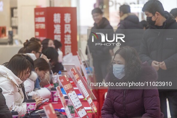 Job seekers are learning about jobs at a job fair in Taizhou, East China's Jiangsu province, on February 25, 2024. 