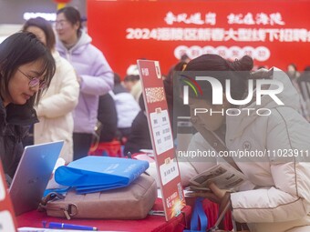 Job seekers are learning about jobs at a job fair in Taizhou, East China's Jiangsu province, on February 25, 2024. (