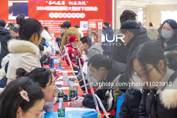 Job seekers are learning about jobs at a job fair in Taizhou, East China's Jiangsu province, on February 25, 2024. 