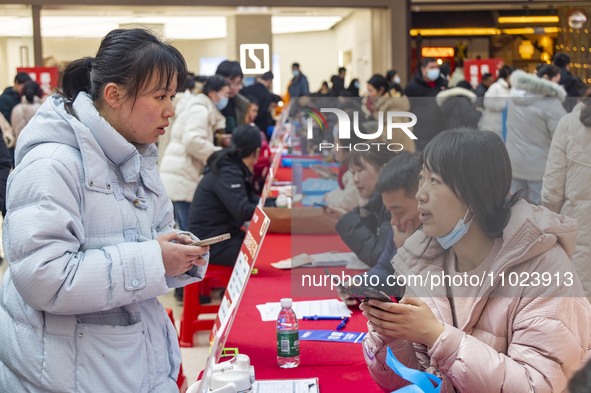 Job seekers are consulting at a large-scale job fair in Taizhou, East China's Jiangsu Province, on February 25, 2024. 