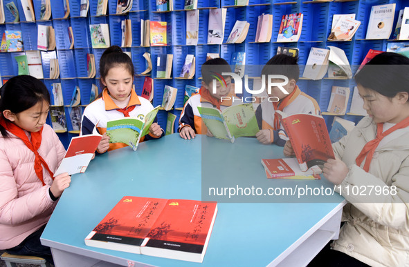 Primary school students are reading red books in Zaozhuang, East China's Shandong province, on February 26, 2024. 