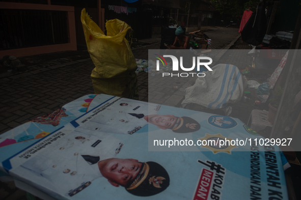 Plastic waste scavengers are collecting debris in the Babura River, which is polluted by plastic waste, in Medan, North Sumatra, Indonesia,...