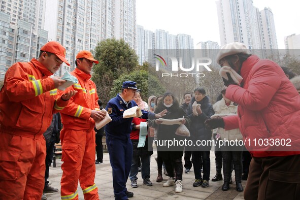 Firefighters are guiding residents to escape a fire in Lianyungang, China, on February 28, 2024. 