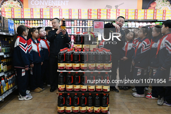 A staff member from the Trade branch of the Market Supervision Bureau in Handan District, Handan City, North China's Hebei province, is inst...