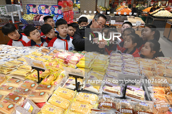 A staff member from the Trade branch of the Market Supervision Bureau in Handan District, Handan City, North China's Hebei province, is inst...