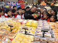 A staff member from the Trade branch of the Market Supervision Bureau in Handan District, Handan City, North China's Hebei province, is inst...