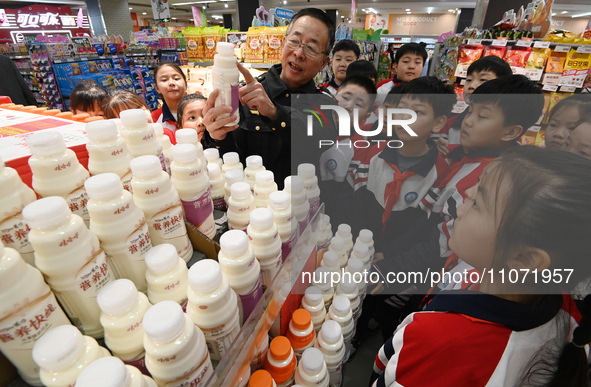 A staff member from the Trade branch of the Market Supervision Bureau in Handan District, Handan City, North China's Hebei province, is inst...