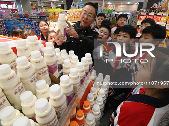 A staff member from the Trade branch of the Market Supervision Bureau in Handan District, Handan City, North China's Hebei province, is inst...