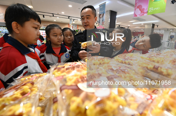 A staff member from the Trade branch of the Market Supervision Bureau in Handan District, Handan City, North China's Hebei province, is inst...