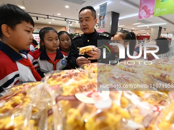 A staff member from the Trade branch of the Market Supervision Bureau in Handan District, Handan City, North China's Hebei province, is inst...