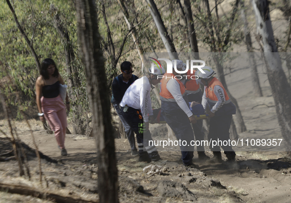 Members of Civil Protection are rescuing a person who suffered a fall while climbing Cerro de la Estrella in the Iztapalapa mayor's office i...