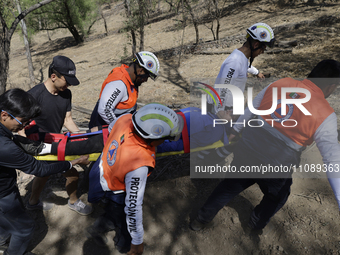 Members of Civil Protection are rescuing a person who suffered a fall while climbing Cerro de la Estrella in the Iztapalapa mayor's office i...