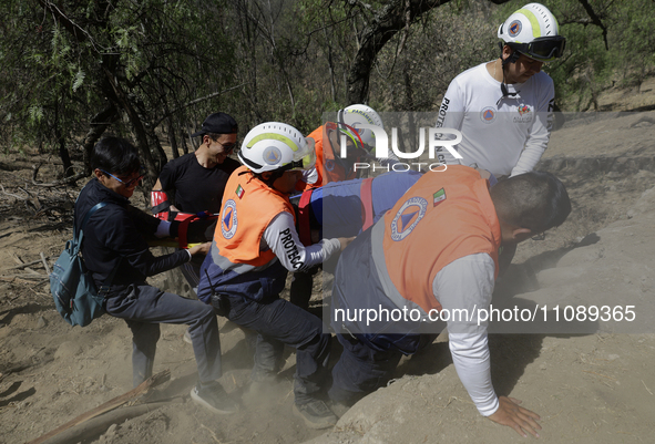 Members of Civil Protection are rescuing a person who suffered a fall while climbing Cerro de la Estrella in the Iztapalapa mayor's office i...