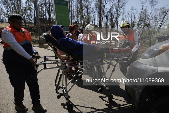 Members of Civil Protection are rescuing a person who suffered a fall while climbing Cerro de la Estrella in the Iztapalapa mayor's office i...