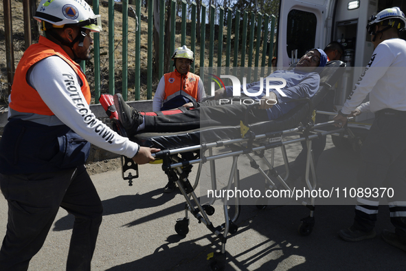 Members of Civil Protection are rescuing a person who suffered a fall while climbing Cerro de la Estrella in the Iztapalapa mayor's office i...