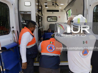 Members of Civil Protection are rescuing a person who suffered a fall while climbing Cerro de la Estrella in the Iztapalapa mayor's office i...