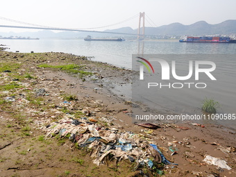 Debris is floating downstream, brought by the 2023 Yangtze River flood, near the Linjiangxi Bridge in Yichang on the Yangtze River in Yichan...