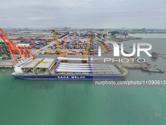 Border police are monitoring the hoisting of the world's longest 108-meter, 100-ton high-power wind turbine blades onto a cruise ship at Fuz...