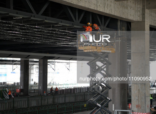 Construction workers are assembling steel structure roof trusses at the east station of Lushan Station of the Anjiu Section of the Beijing-H...