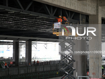 Construction workers are assembling steel structure roof trusses at the east station of Lushan Station of the Anjiu Section of the Beijing-H...