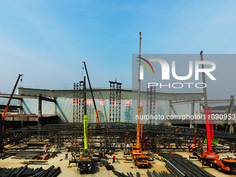 Construction workers are assembling steel structure roof trusses at the east station of Lushan Station of the Anjiu Section of the Beijing-H...