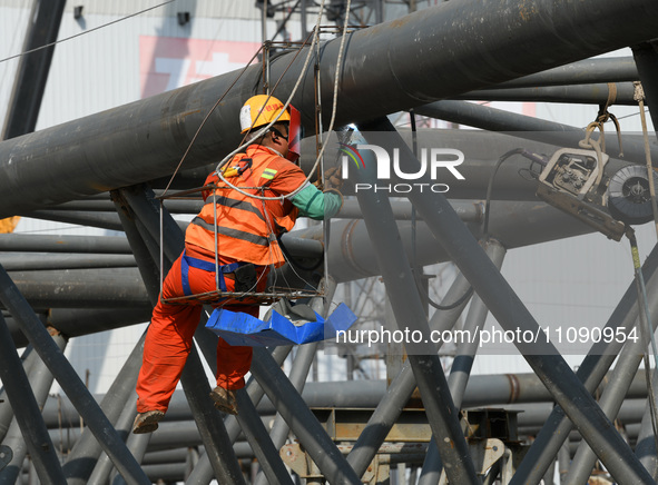 Construction workers are assembling steel structure roof trusses at the east station of Lushan Station of the Anjiu Section of the Beijing-H...