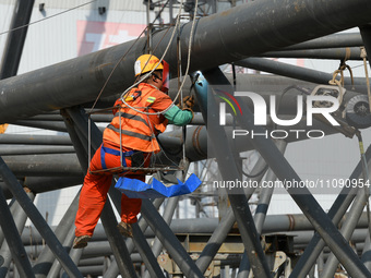 Construction workers are assembling steel structure roof trusses at the east station of Lushan Station of the Anjiu Section of the Beijing-H...