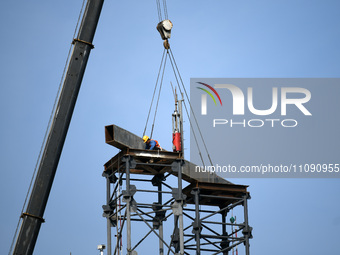 Construction workers are assembling steel structure roof trusses at the east station of Lushan Station of the Anjiu Section of the Beijing-H...