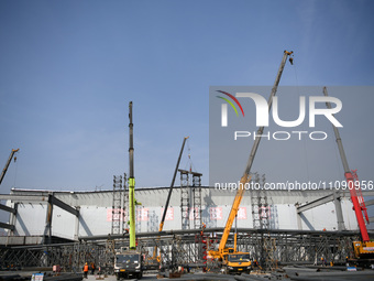 Construction workers are assembling steel structure roof trusses at the east station of Lushan Station of the Anjiu Section of the Beijing-H...