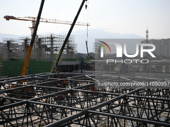 Construction workers are assembling steel structure roof trusses at the east station of Lushan Station of the Anjiu Section of the Beijing-H...