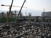 Construction workers are assembling steel structure roof trusses at the east station of Lushan Station of the Anjiu Section of the Beijing-H...