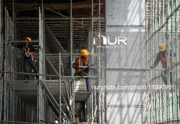 Construction workers are assembling steel structure roof trusses at the east station of Lushan Station of the Anjiu Section of the Beijing-H...