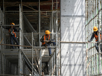 Construction workers are assembling steel structure roof trusses at the east station of Lushan Station of the Anjiu Section of the Beijing-H...