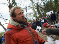 Reva, one of the three 'Ecureuils', is speaking to the press. After 37 days in the trees, the last three 'Ecureuils', who have been living i...